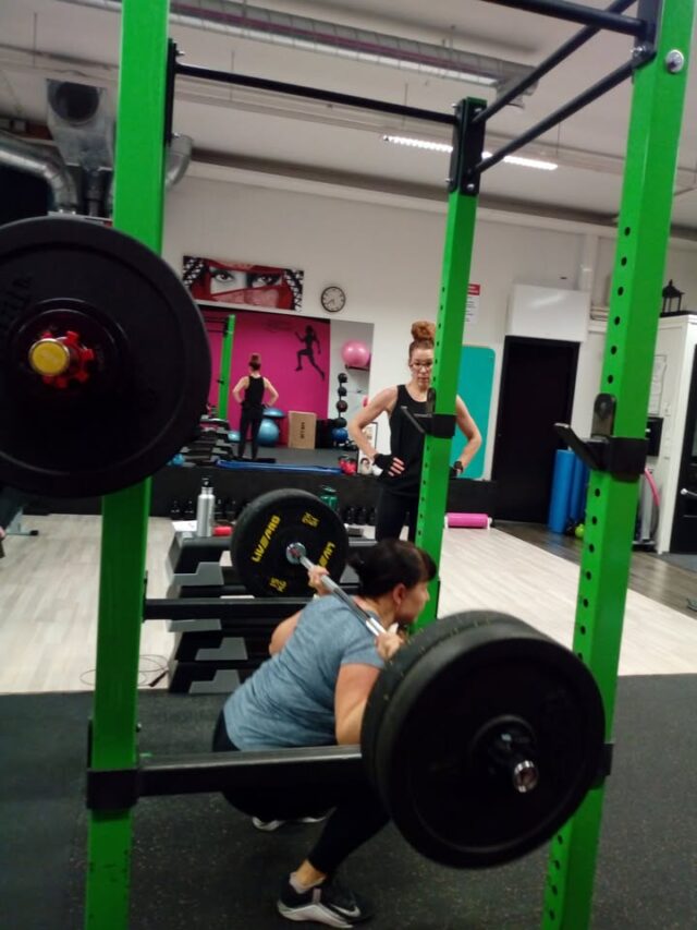 Joko helle hiostaa?🥵Jos näin on niin tule meille viilentymään, täällä ei hikoiluta kuin kunnon treeni💪🫱‼️‼️.kulunvalvontamme muuttuu !!  asian tiimoilta laitettu spostia kaikille asiakkaillemme , joten käyppä tsekkaamassa postisi  ja tarkista myös roskaposti!Vastaanotto avoinna tänään klo 16 - 17.00Mukavaa kesäpäivää kaikille!