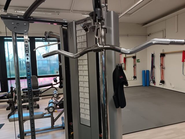 Nyt tuli uusi Mutkatanko taljaan, pituus 71 cm. Otekahvoissa hyvä karhennus ja nivelletty kiinnikekeskiö. Ei muuta kuin hauista/ ojentajia treenaamaan. 💪🙋