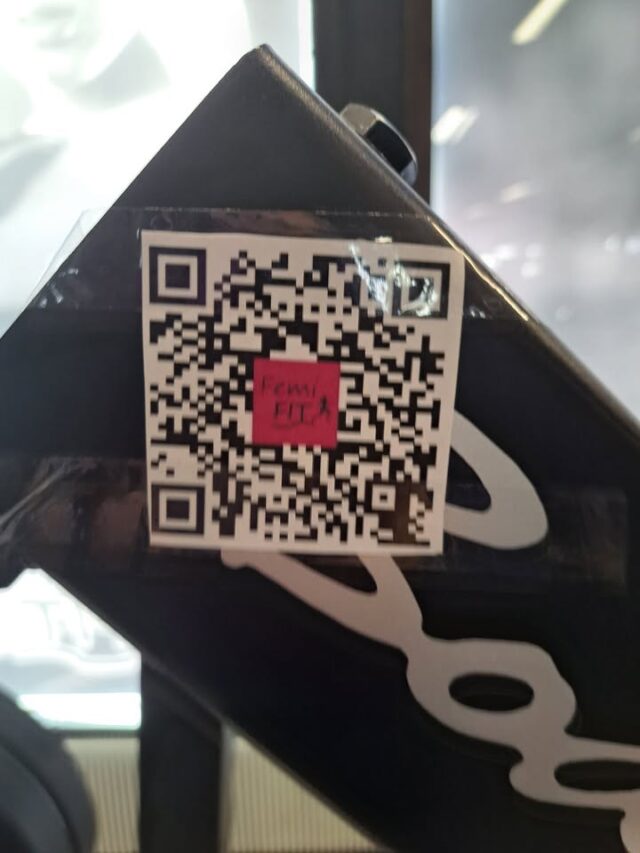 🦵UUSI LAITE:
HACK-KYYKKY & JALKAPRÄSSI!Olemme päivittäneet kalustoamme! Saliltamme löytyy nyt monipuolinen Hack- kyykky/ Jalkprässi- yhdistelmälaite, joka on erinomainen laite etureisien, pakaroiden ja pohkeiden vahvistamiseen.📲Näin pääset alkuun;
Laitteen käyttö saattaa vaatia alkuun hiemän säätöä ja kokeilua, etenkin kun vaihdat kyykyn prässiin. Jotta treenisi sujuu turvallisesti ja tehokkaasti olemme laittaneet avuksesi QR- koodin laitteen runkoon .1. Ota puhelin esille
2. Skannaa QR koodi/ klikkaa linkkiä youtube
3. Katso opastus, laitteen säädöistä, jalkojen asennosta ja suoritustekniikasta.💡Muista nämä perusasiat:* SÄÄDÖT: varmista, että selkänoja ja jalkalevy ovat itselle sopivassa kulmassa ennen painojen lisäämistä
* TURVALUKITUS: Opettele avaamaan ja lukitsemaan laite kahvoista ennen sarjan aloitustaKYSY ROHKEASTI APUA HENKILÖKUNNALTA, JOS KAIPAAT LISÄOPASTUSTA!Mukavia treenejä😊