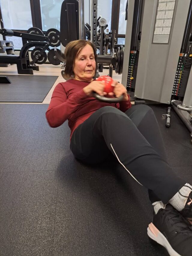 Iskussa iästä riippumatta! 💪✨
Tässä on  Riitta, 72 vuotta – todellinen inspiraation lähde meille kaikille! Riitta päätti, että nyt on oikea aika panostaa omaan hyvinvointiin ja aloitti tavoitteelliset treenit PT-Maaritin asiantuntevassa ohjauksessa.
Moni saattaa miettiä, uskaltaako salille tulla enää kypsemmällä iällä. Riitan vastaus on selvä: ehdottomasti kyllä! 🌟 Yhdessä Maaritin kanssa on varmistettu, että jokainen liike tehdään turvallisesti, tekniikka edellä ja juuri Riitan kehoa kuunnellen.
Tulokset puhuvat puolestaan, mutta parasta on se arjessa näkyvä voima ja ilo. Ikä on todellakin vain numeroita, kun asenne on kohdallaan!
Haluatko sinäkin aloittaa treenit turvallisesti ja ammattilaisen tukemana? Lue lisää personal training -palveluistamme täältä www.femifit.fi tai laita meille viestiä!
#femifit
#hyvinvointi #kuntosali #ptpalvelut #liikuntaonlääke #inspiraatio #ikäonvainnumero