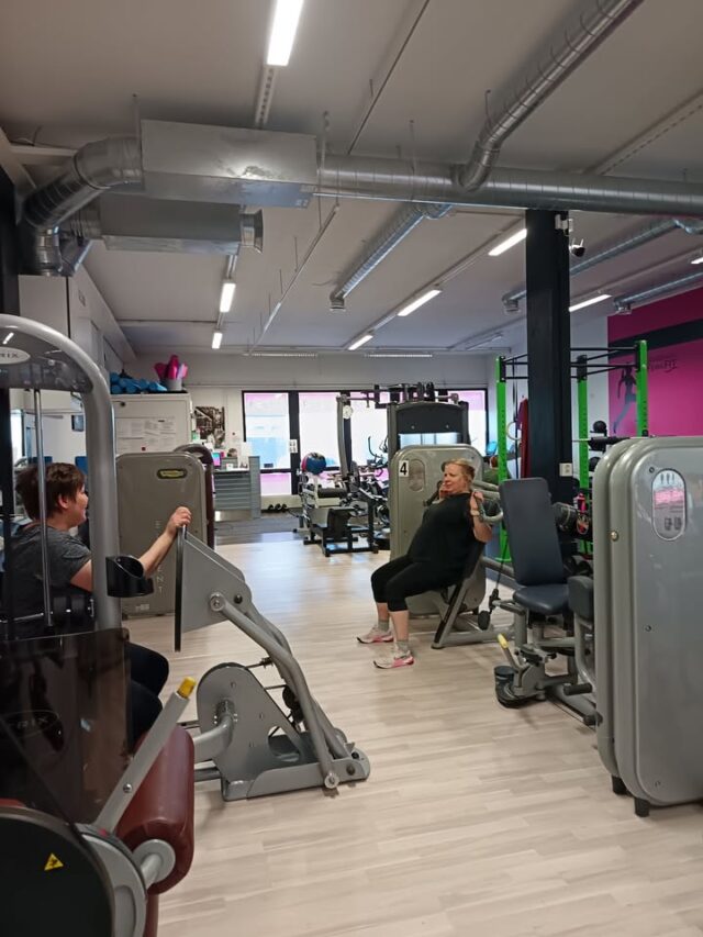 ❤️ Ystävänpäivä on täällä - treenitreeni on parasta yhdessä ❤️Ihanaa ystävänpäivää kaikille upeille Femifitin naisille ⭐Mikä oliskaan parempi tapa juhlistaa ystävyyttä kuin yhteinen hikipisara ja nauru kuntosalilla? Treenaaminen yhdessä ystävän kanssa ei ole vain hauskempaa, vaan se antaa myös sitä kuuluisaa lisävirtaa arkeen 🤸 💞Muistathan, että meillä treenaat omassa rauhassa, naisten omalla salilla.Nähdään salilla 💪 🫶#femifit #ystävänpäivä