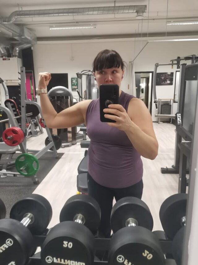 Säännöllisyys on supervoimasi 💪⭐️🌟Tiesitkö , että kuntosalilla käyminen on paljon muutakin kuin vain lihasten kasvattamista?
Säännölline treeni on naisen paras vakuutus tulevaisuuteen:🦴 Vahvempi luusto: vastusharjoittelu on tutkitusti tehokkain tapa ehkäistä osteoporoosia.
🔥 Aineenvaihdunta käyntiin: Lihas on aktiivista kudosta, joka polttaa energiaa silloinkin kun rentoudut sohvalla.
🧠 Mielen huoltoa: Treeni purkaa stressiä ja tuo kaivattua omaa aikaa arjen keskelle.
🔋 Virtaa päivään: Mitä vahvempi olet sitä kevyemmältä arki tuntuu!Ei tarvitse olla valmiiksi huippukunnossa - riittää, että tulet paikalle. Pienet teot joka viikko tuovat suurimmat muutokset.MILLOIN NÄHDÄÄN SALILLA?
Kommentoi alle suosikkiliikkeesi !
#naistenkuntosali
#hyvinvointi
#treeni