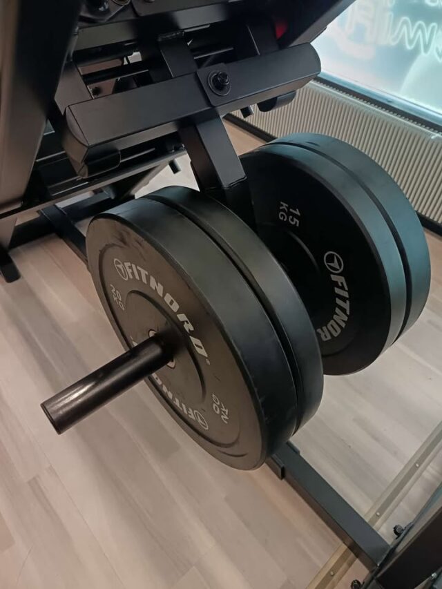 Tärkeä muistutus kaikille treenaajille salietiketistä ja turvallisuudesta 📢Viime aikoina salilla on valitettavasti unohdettu laittaa painot takaisin paikoilleen. Haluamme muistuttaa, että jokainen treenaaja on velvollinen purkamaan painot laitteista ja palauttamaan irtopainot omille paikoilleen.Miksi tämä on tärkeää?
Turvallisuus: Lattioille jätetyt painot ja tangot aiheuttavat vakavan kompastumis- ja loukkaantumisvaaran.Yhdenvertaisuus: Kaikki asiakkaamme (kuten nuoret, ikäihmiset tai raskaana olevat) eivät pysty fyysisesti purkamaan edellisen käyttäjän jättämiä kymmenien kilojen kuormia laitteista.Sujuvuus ja viihtyvyys: Kenenkään treeniajan ei kuulu kulua painojen etsimiseen tai muiden jälkien siivoamiseen.
Kunnioitetaan yhteistä tilaa ja toisiamme.Jätä suorituspaikka sellaiseen kuntoon, jossa itse haluaisit sen vastaanottaa.Kiitos asiallisesta suhtautumisesta ja yhteisten sääntöjen noudattamisesta.Terkuin Maarit
Femifit